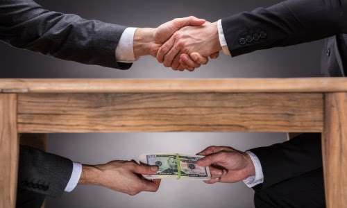 kourosh shojaee - کورش شجاعی مدیر مسئول روزنامه خراسان - کورش شجاعی روزنامه نگار - کورش شجاعی نویسنده - زیر میزی سیستم اداری فاسد